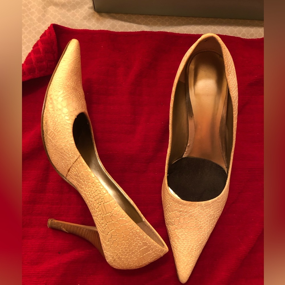 Cream/gold croc embossed heels size 8